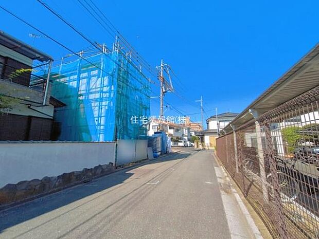 前面道路を含めた現地写真です。