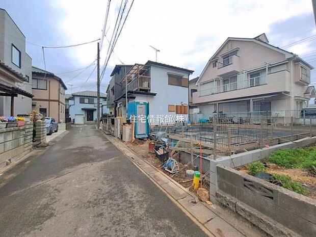 前面道路を含めた現地写真です。