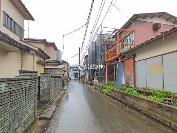 前面道路を含めた現地写真です。