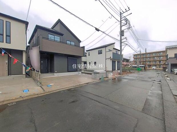 前面道路を含めた現地写真です。