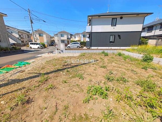 前面道路を含めた現地写真です。