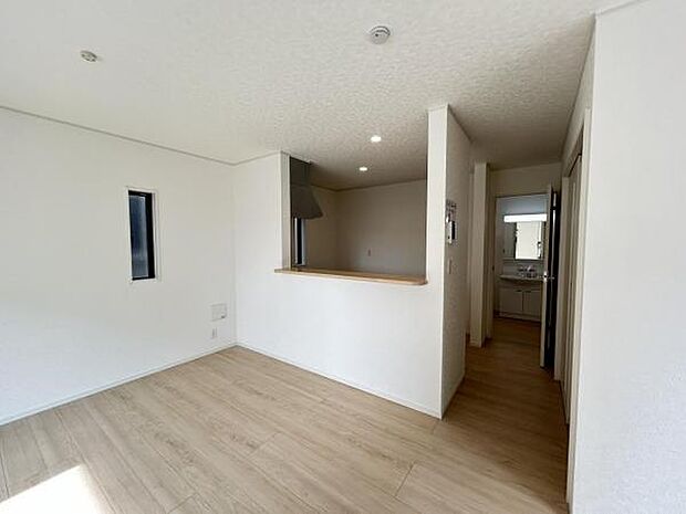 お食事中もキッチンと会話が楽しめるダイニングスペース。