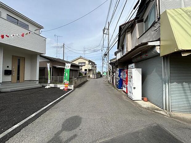 前面道路を含めた現地写真です。