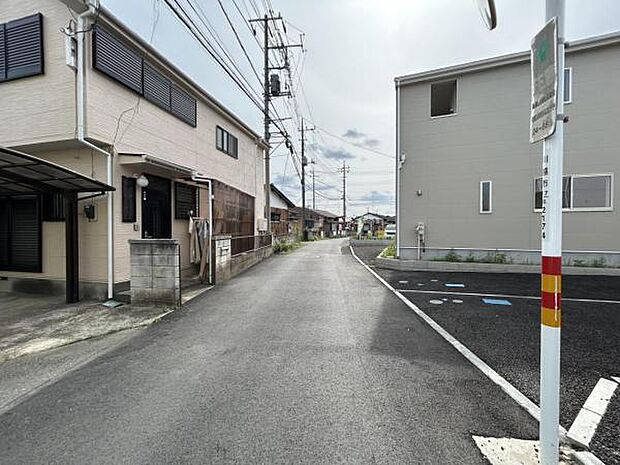 前面道路を含めた現地写真です。