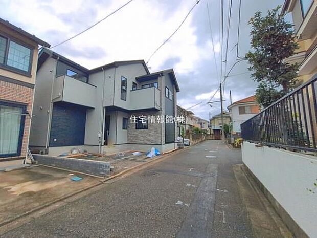 前面道路を含めた現地写真です。