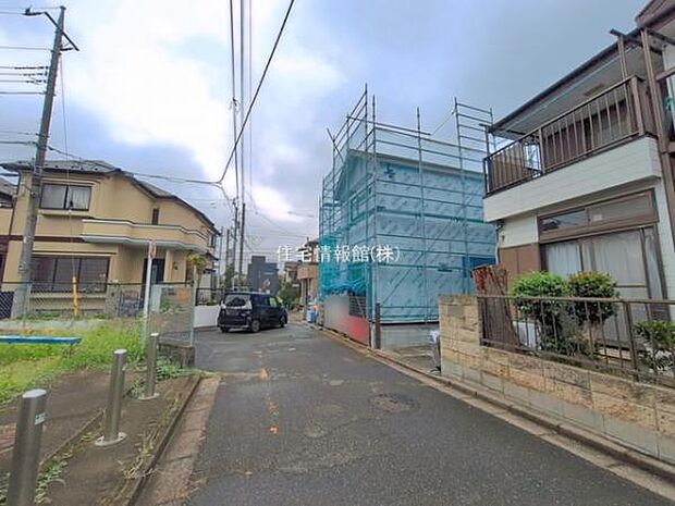前面道路を含めた現地写真です。