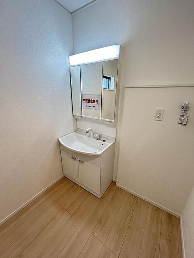 洗面化粧台です。朝の身支度から1日が始まります。