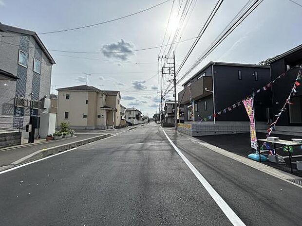 前面道路を含めた現地写真です。