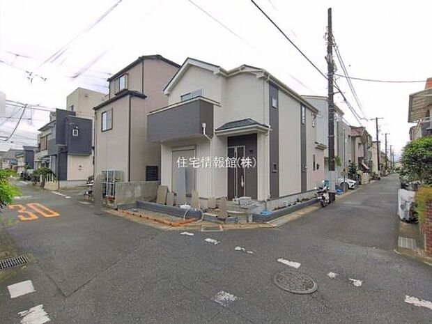 前面道路を含めた現地写真です。