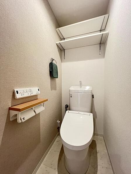 シャワー洗浄機能付のトイレは、清潔感が印象的な空間ですね。