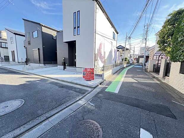 前面道路を含めた現地写真です。