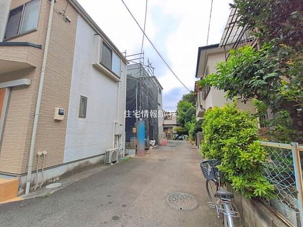 前面道路を含めた現地写真です。