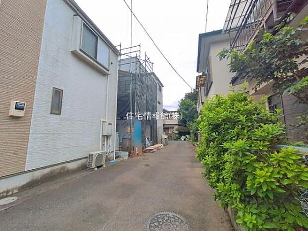 前面道路を含めた現地写真です。