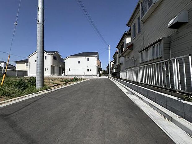 前面道路を含めた現地写真です。
