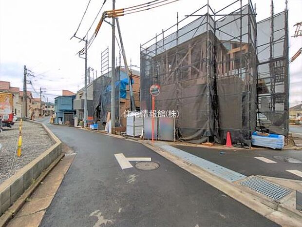 前面道路を含めた現地写真です。