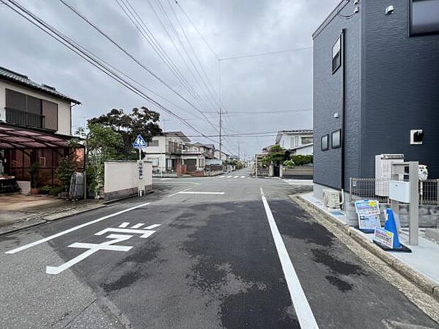 前面道路を含めた現地写真です。