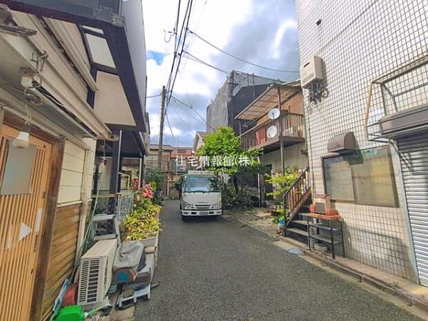 前面道路を含めた現地写真です。