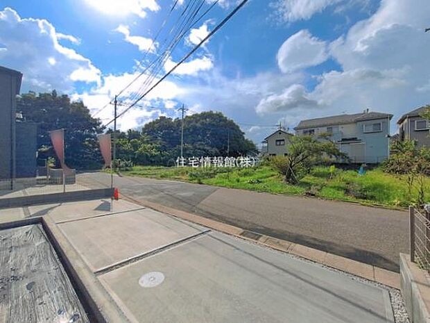 前面道路を含めた現地写真です。