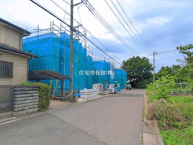 前面道路を含めた現地写真です。