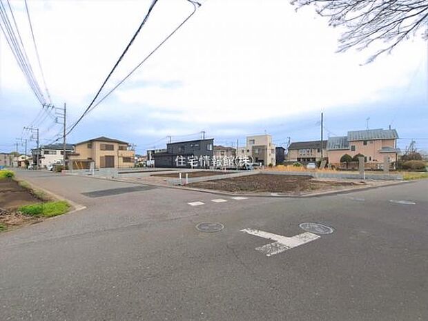 前面道路を含めた現地写真です。