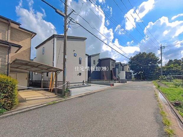 前面道路を含めた現地写真です。