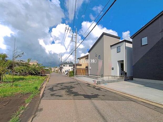 前面道路を含めた現地写真です。