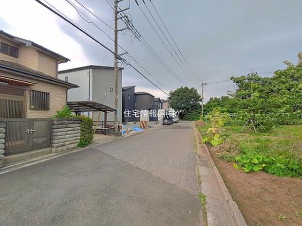 前面道路を含めた現地写真です。