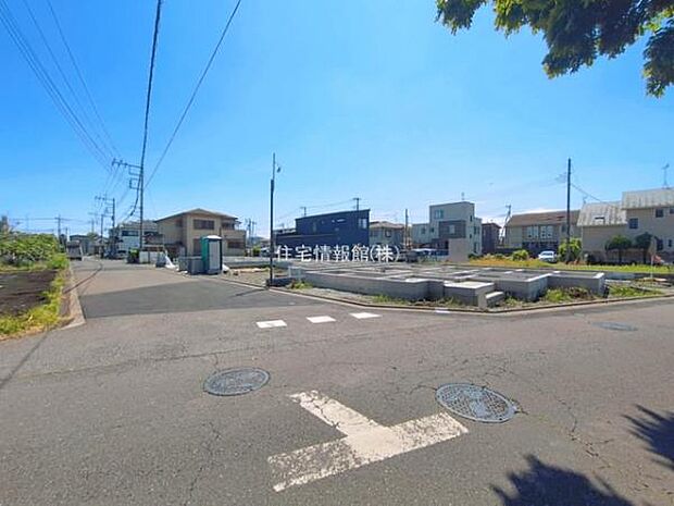 前面道路を含めた現地写真です。