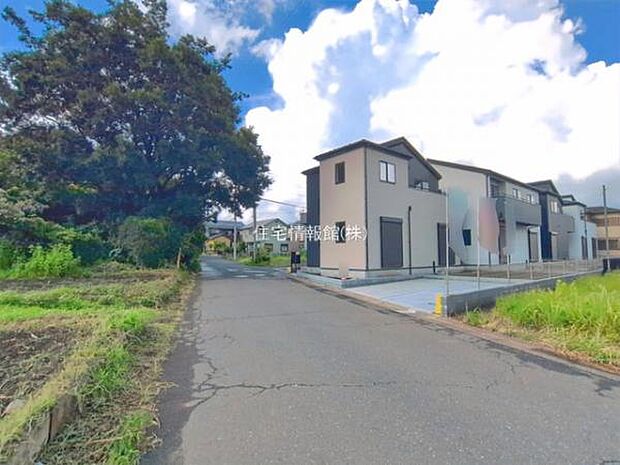 前面道路を含めた現地写真です。