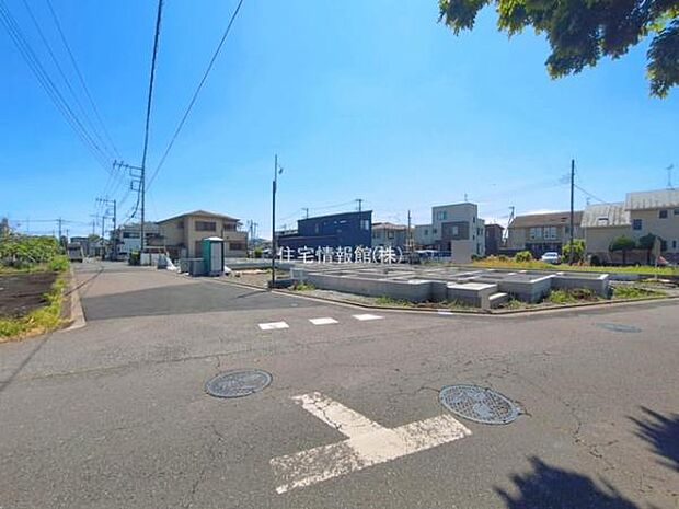 前面道路を含めた現地写真です。