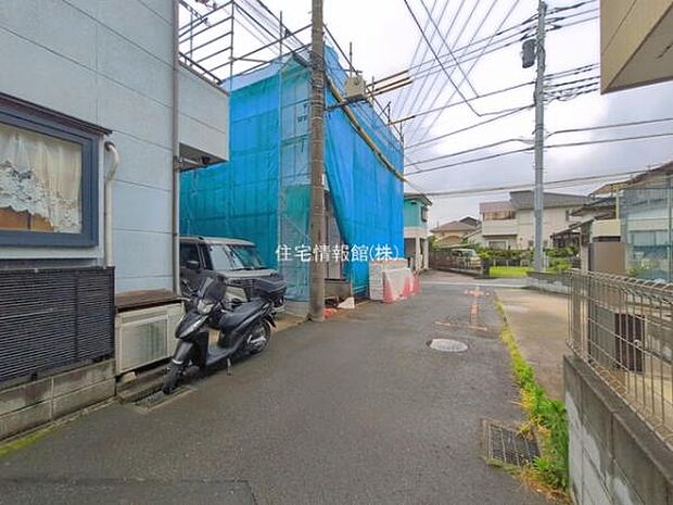 前面道路を含めた現地写真です。