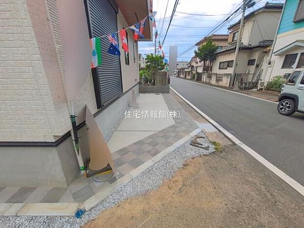 前面道路を含めた現地写真です。