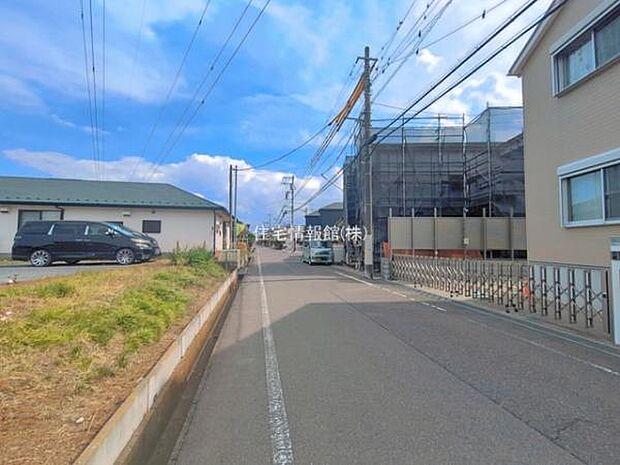 前面道路を含めた現地写真です。