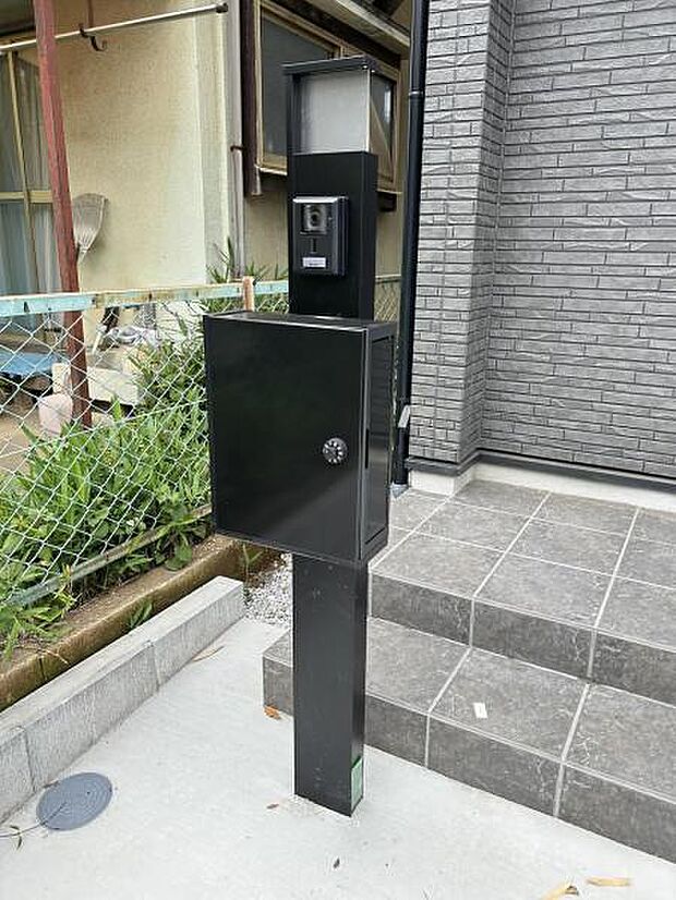 TVドアホンとポストが付いた門柱です。