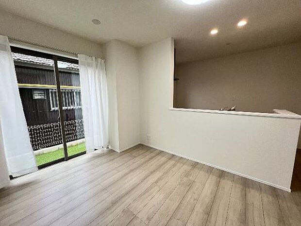 キッチン正面にダイニングセットを配置することで、配膳もスムーズに。調理中も会話を楽しめます。