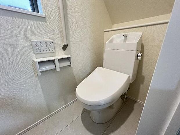 シャワー洗浄機能付のトイレは、清潔感が印象的な空間ですね。