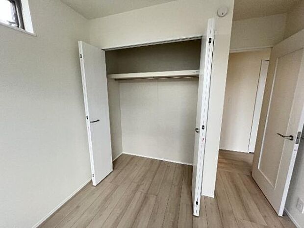 中の物を確認しやすく、取り出しやすい収納スペース。お部屋を広々とお使いいただけます。