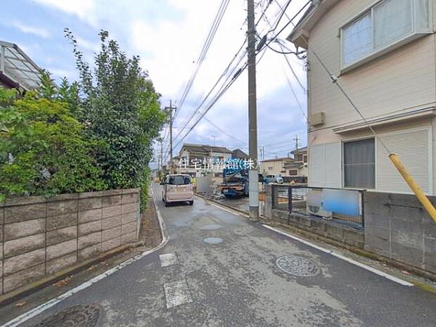 前面道路を含めた現地写真です。