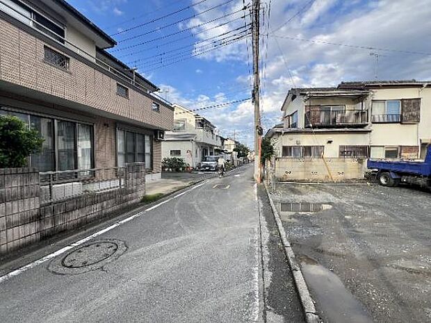 前面道路を含めた現地写真です。