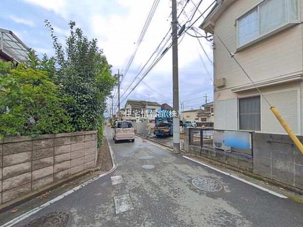 前面道路を含めた現地写真です。