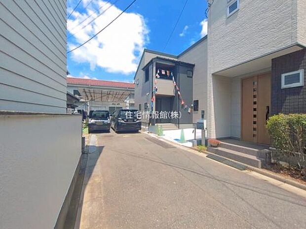 前面道路を含めた現地写真です。