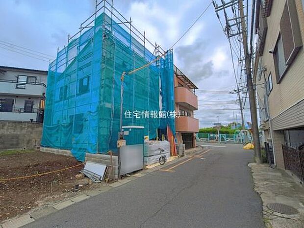 前面道路を含めた現地写真です。