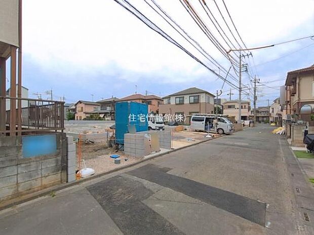 前面道路を含めた現地写真です。