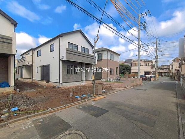 前面道路を含めた現地写真です。