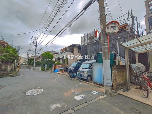 前面道路を含めた現地写真です。