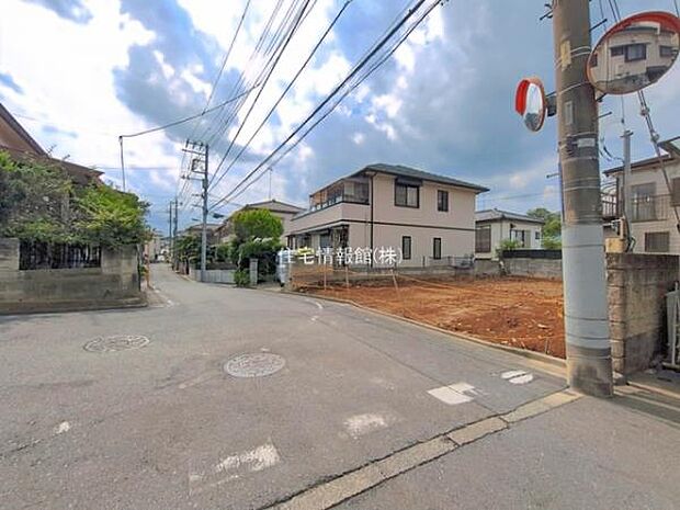 前面道路を含めた現地写真です。
