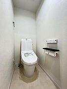 シャワー洗浄機能付のトイレは、清潔感が印象的な空間ですね。