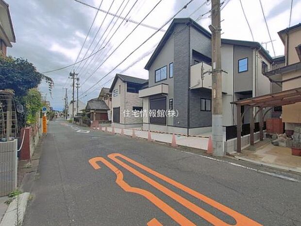 前面道路を含めた現地写真です。