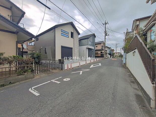 前面道路を含めた現地写真です。
