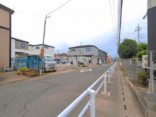前面道路を含めた現地写真です。